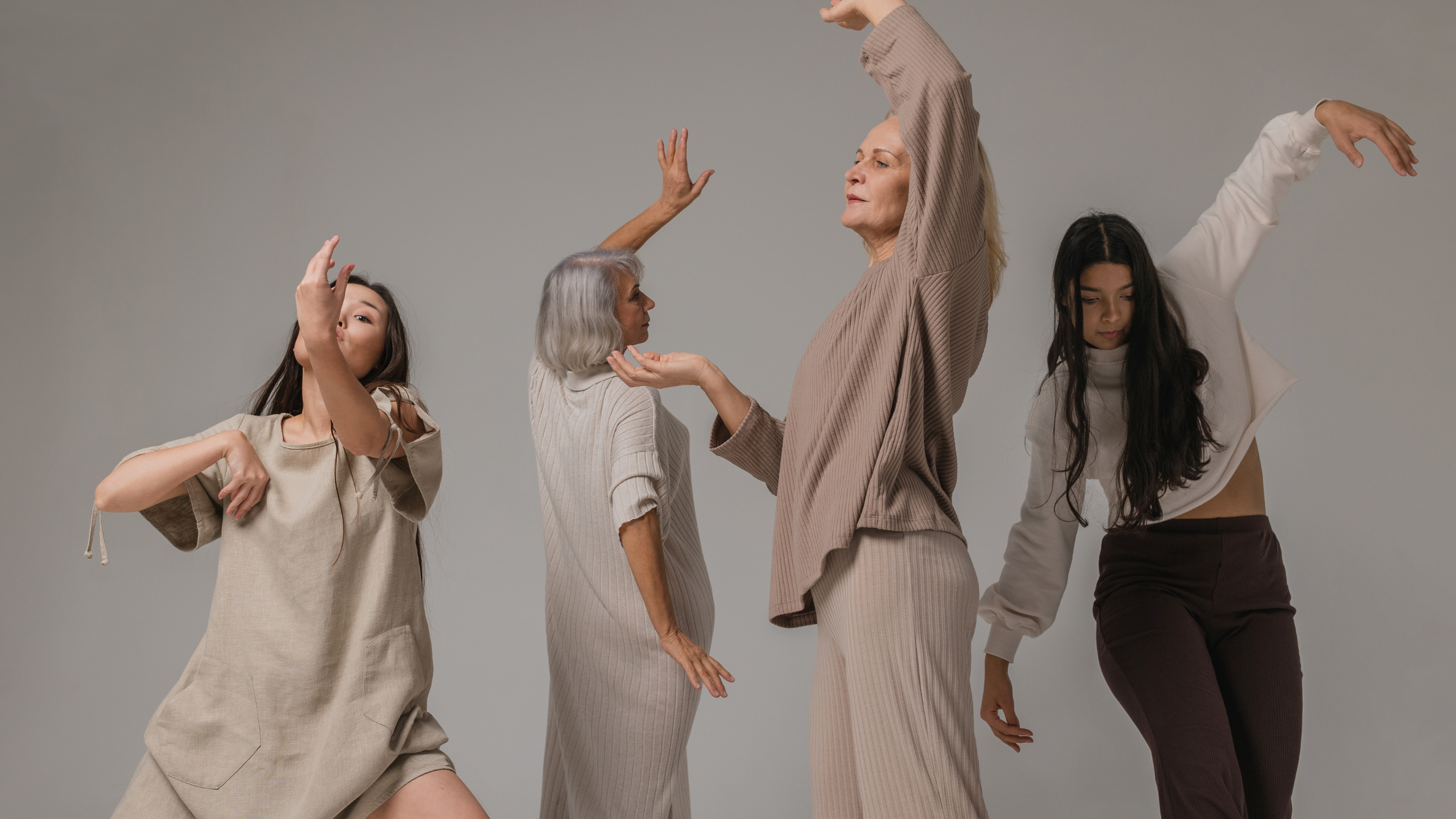 4 frauen, 2 über 60 2 unter 40 ajhren bewegen sich frei in einem raum, Arme sehen tänzerisch aus