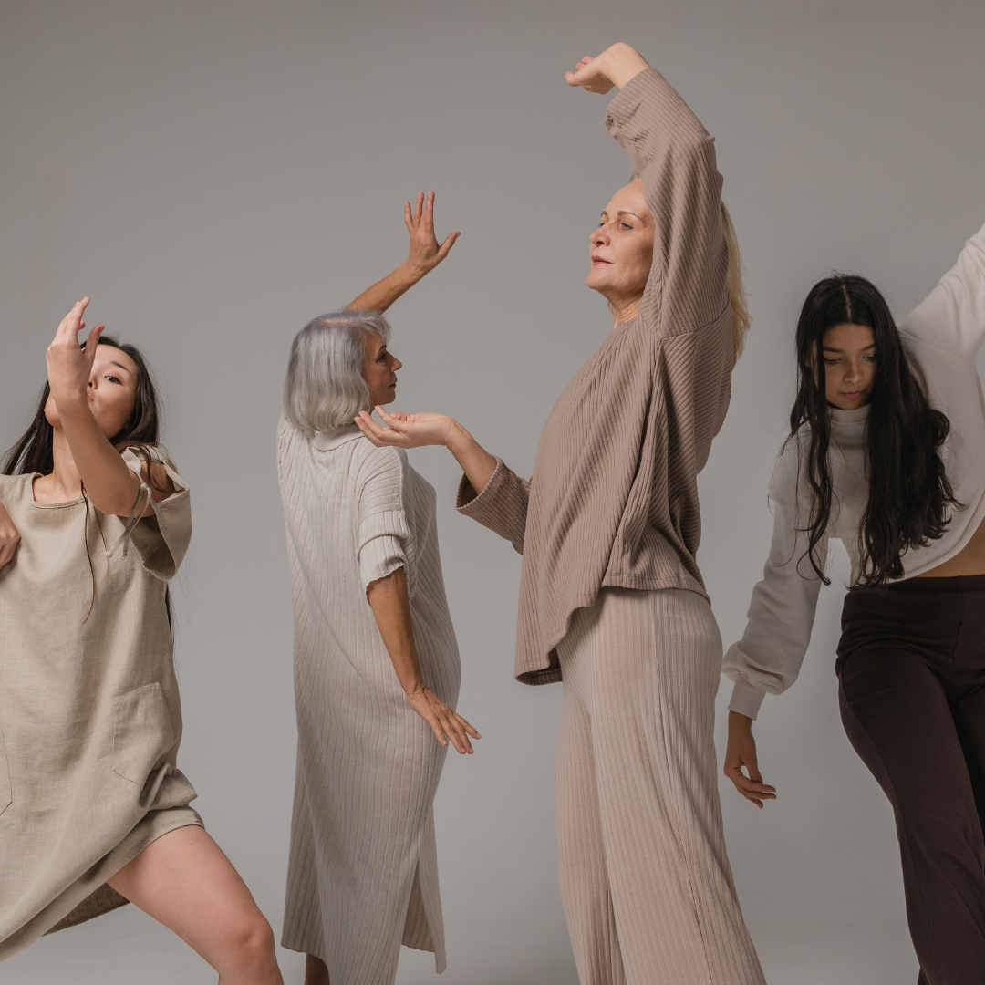 4 frauen, 2 über 60 2 unter 40 ajhren bewegen sich frei in einem raum, Arme sehen tänzerisch aus